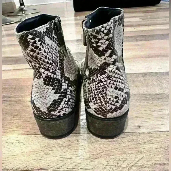 Sz. 7.5 Rouge Ankle Boots - Picture 6 of 7